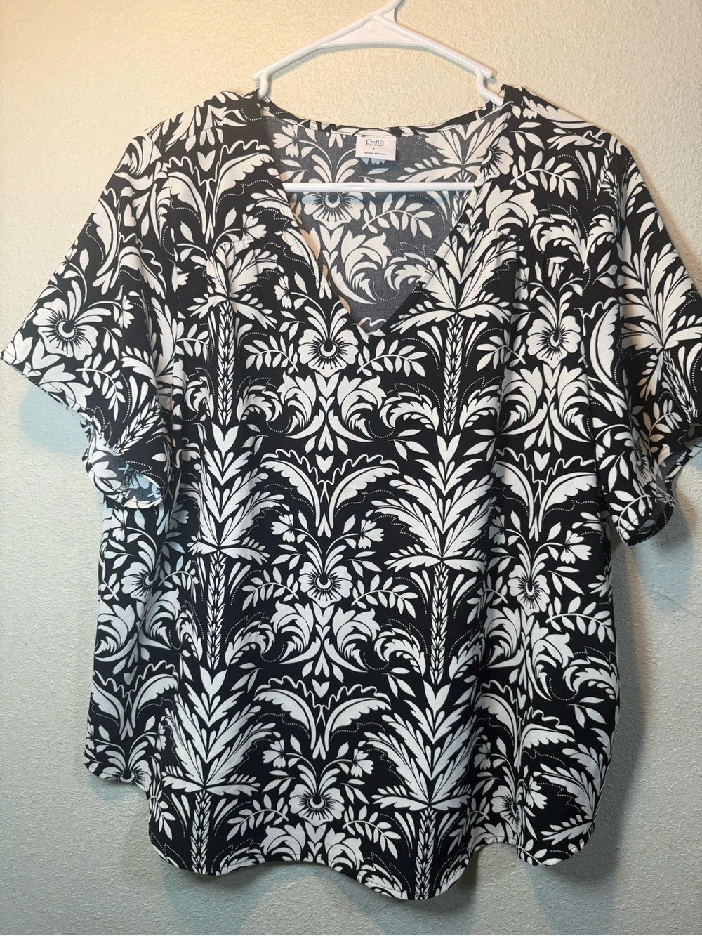 Croft & Barrow Floral Blouse in Black & White Size Large Like New
